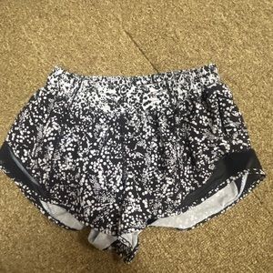 LULULEMON HOTTY HOT SHORT 2.5”